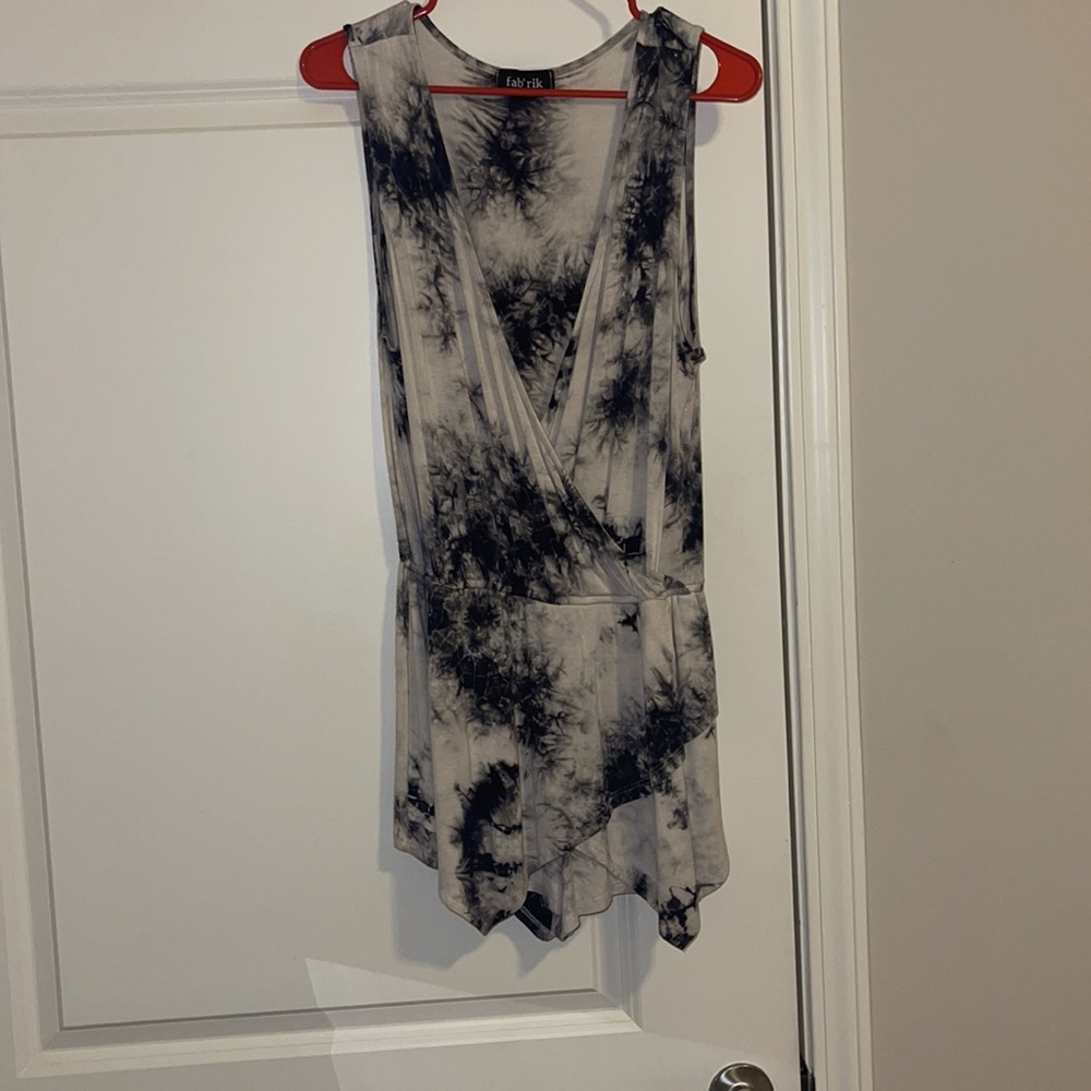 Super cute v-neck romper size large